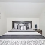 3 Bedroom -Walk To The Falls