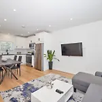 3 Bedroom -Walk To The Falls