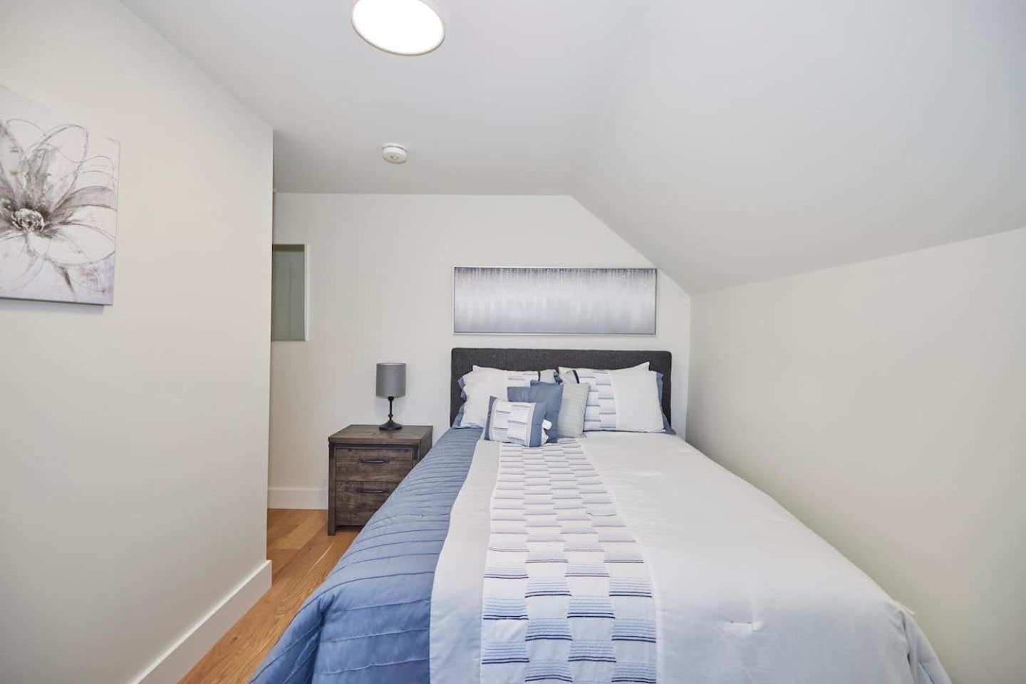 3 Bedroom -walk To The Falls Holiday home Niagara Falls