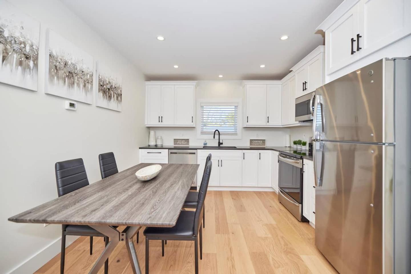 3 Bedroom -walk To The Falls Holiday home Niagara Falls